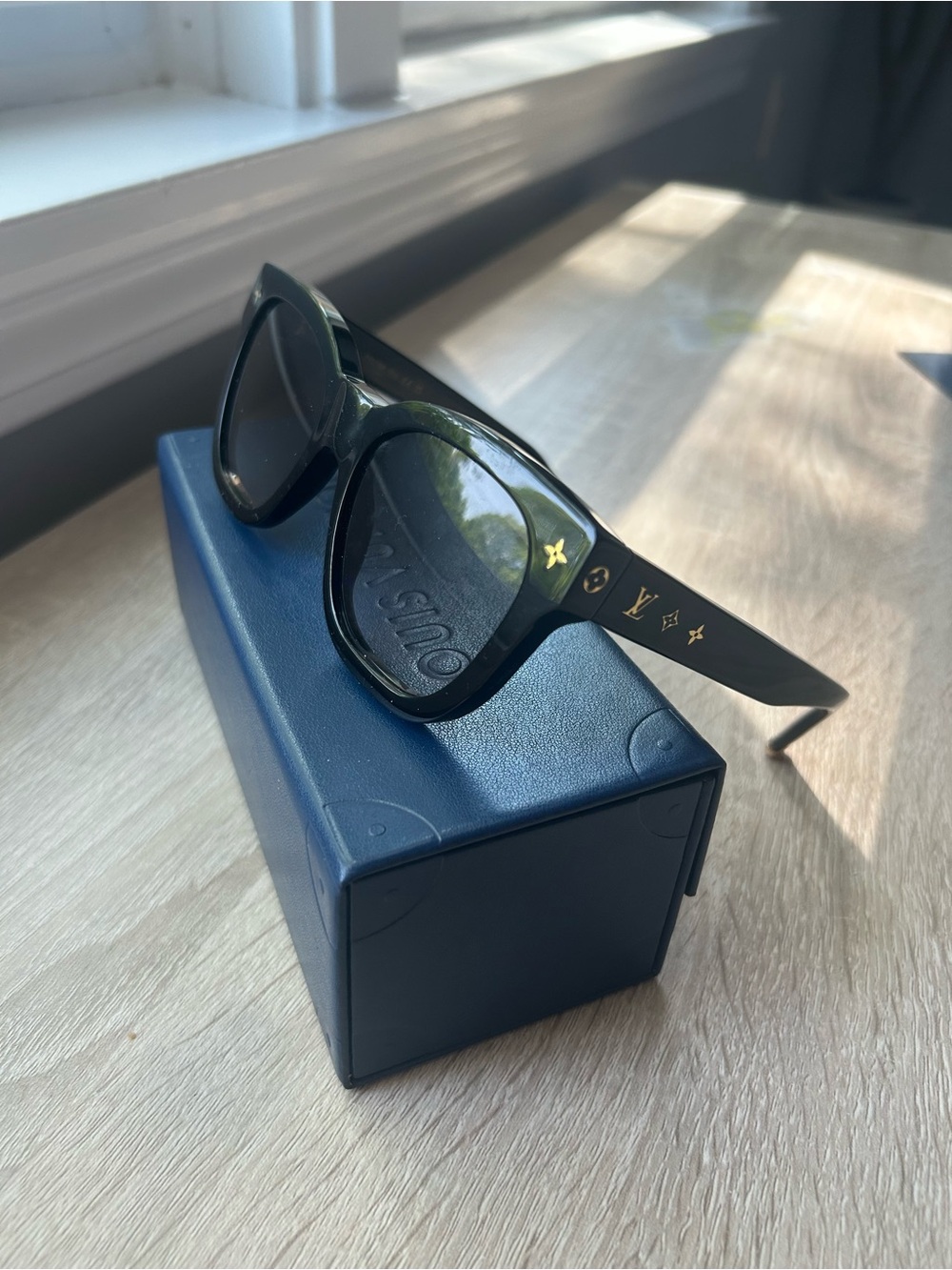 Louis Vuitton Wo Black Logo Sunglasses - Black